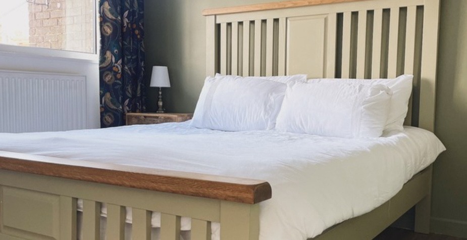 King bedroom at Ty Ray Penmaes