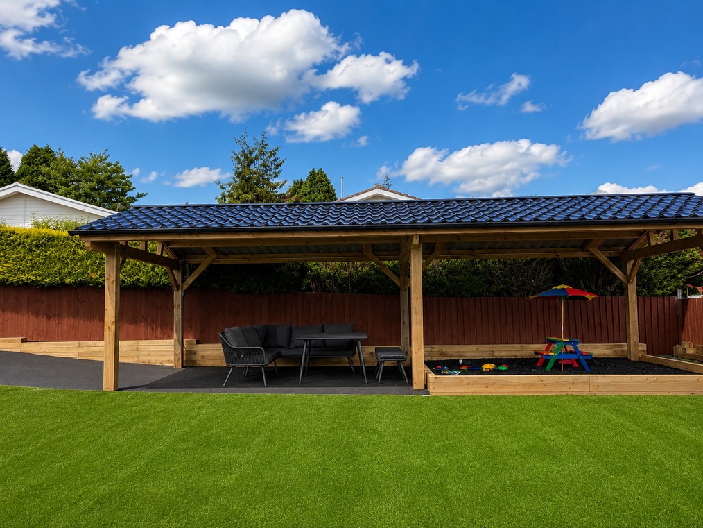 The garden and covered outdoor seating at Ty Ray Penmaes